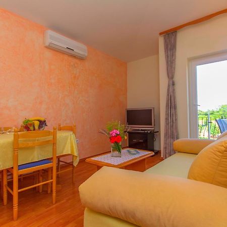 Apartments 4 Palme Funtana Ruang foto