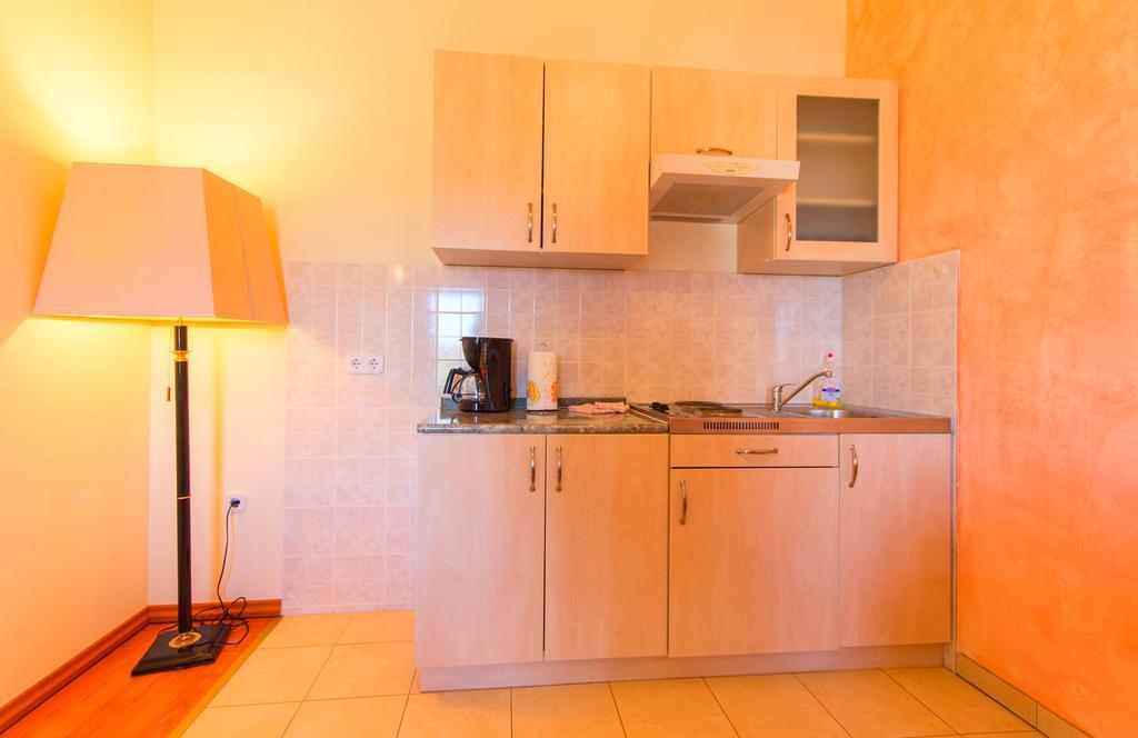 Apartments 4 Palme Funtana Ruang foto