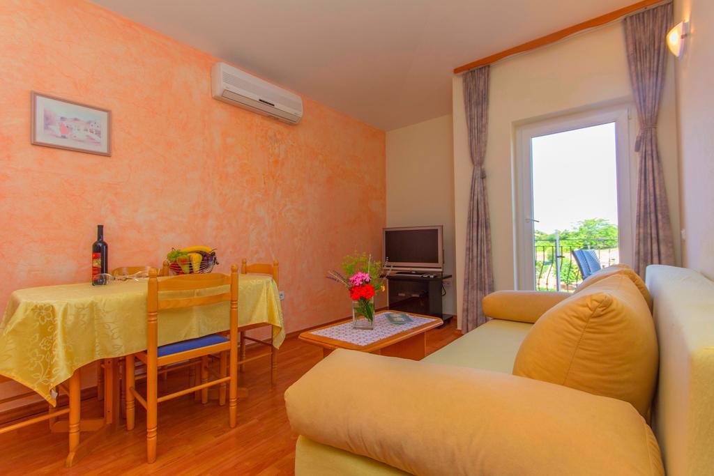 Apartments 4 Palme Funtana Ruang foto