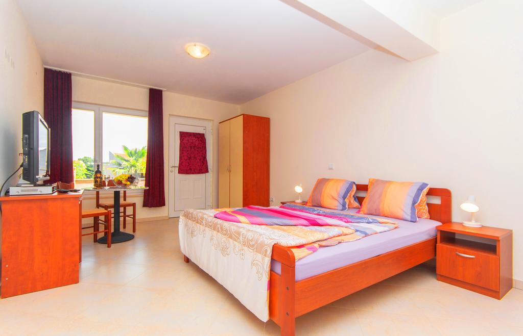 Apartments 4 Palme Funtana Ruang foto