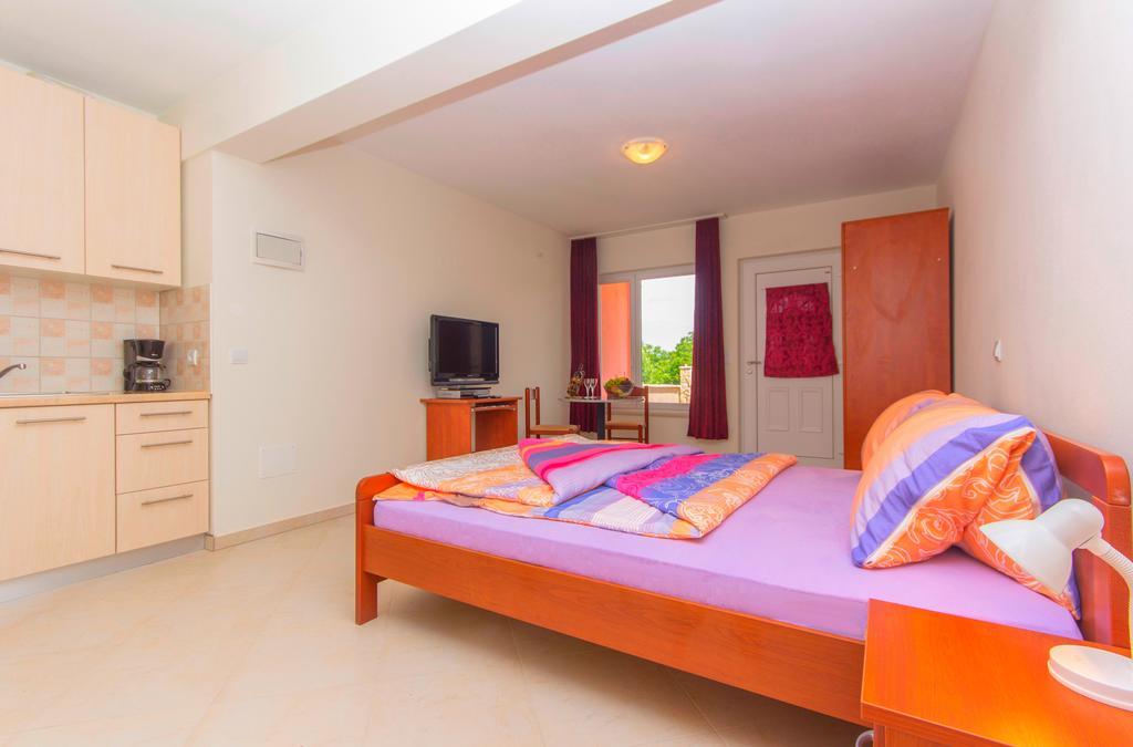 Apartments 4 Palme Funtana Ruang foto
